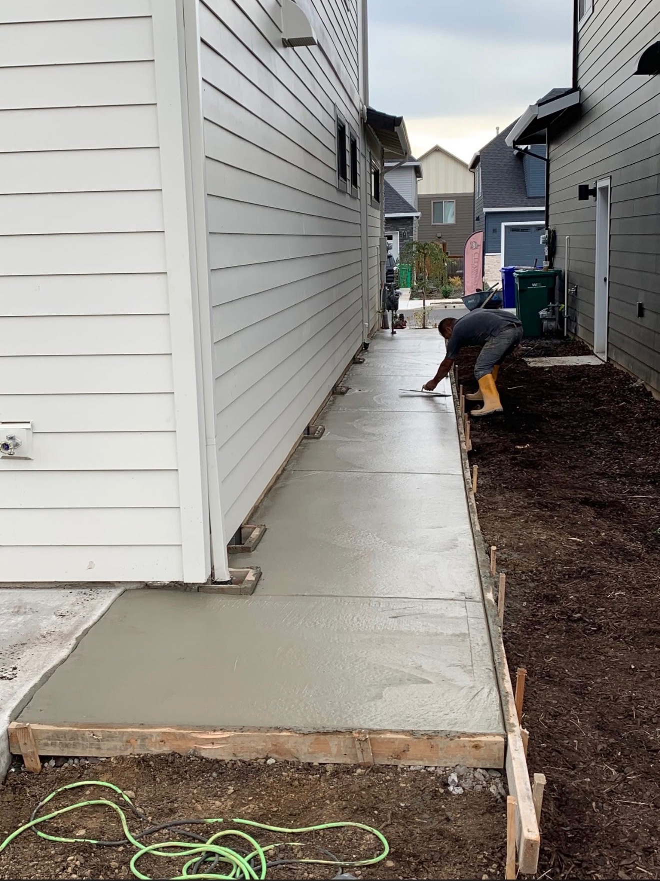 Finished concrete walkway by Pacific Concrete & Grading